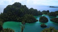 Air biru dengan nuansa hijau dan toska sejauh mata memandang