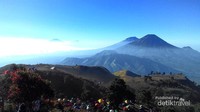 View Gunung sindoro dan Sumbing dari puncak Gunung Prau