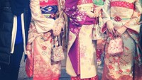 Geisha Jepang begitu terkenal di kalangan wisatawan. Banyak turis yang ingin mencoba kostumnya. Di beberapa lokasi wisata, kostum itu bisa disewa dan mereka kemudian bisa berjalan-jalan.