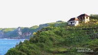 Cahaya pagi terpancar dari balik rumah