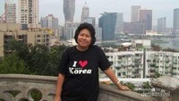 Berfoto dengan pemandangan Macau dari halaman Kapel.