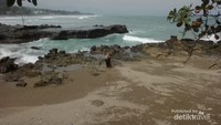 Ombak di Pantai Karang Hawu