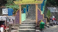 Makam Keramat di pinggir pantai Karang Hawu