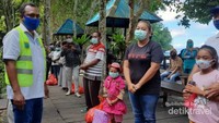 Bupati Raja Ampat, Abdul Faris Umlati, SE memberikan motivasi bagi pasien yang sembuh