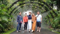 Bersama teman-teman menikmati kesejukan dan keindahan suasana