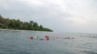 Snorkling seharian,jangan lupa pake pelampung kalo gak bisa berenang