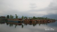 Danau Dal yang tenang berada di tengah - tengah Kota Srinagar