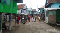 Suasana hiruk pikuk masyarakat