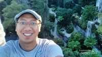 Jalan panjang di taman yang tampak seperti labirin