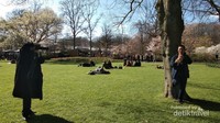 Saatnya saya jadi foto model di Taman Bunga Keukenhof, Belanda. Fotografernya wanita Belanda, seru sekali.
