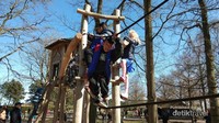 Permainan anak-anak di Keukenhof, Belanda. Salah satunya outbound berjalan di atas tali.