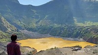 Kawah Gunung Kelud  berwarna coklat keemasan karena aktivitas vulkanik dan faktor cuaca.