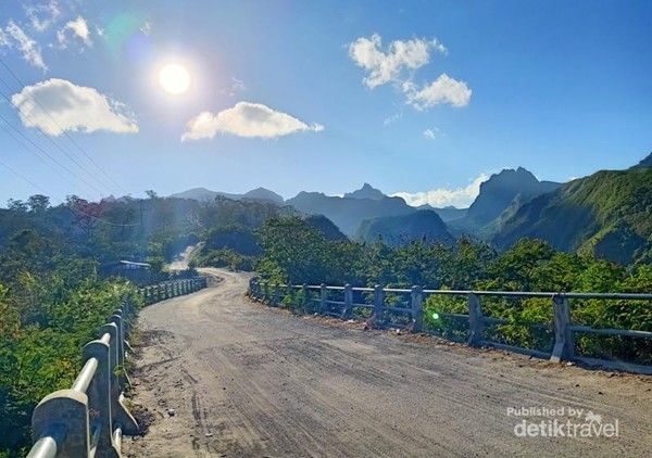 Jalur menuju area parkir kawasan wisata Gunung Kelud di Kabupaten Kediri, Jawa Timur.
