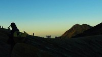 Penambang belerang melepas lelah