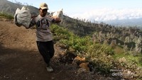 Para Penambang Belerang Gunung Ijen