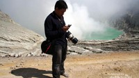 Di puncak Kawah Ijen