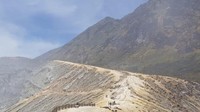 Pemandangan dari atas kawah ijen