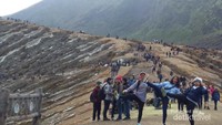 Gunung Ijen adalah gunung berapi aktif berada di antara dua kota Banyuwangi dan Bondowoso