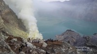 Kawah Ijen merupakan kawah atau danau air sangat asam terbesar di dunia dengan luas 5466 Hektar