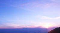 Matahari terbit dari puncak Ijen