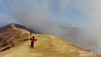 Para penambang pulang membawa belerang