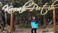 Ada photospot yang terletak didepan pintu masuk wisata alam, photospot ini tak jauh dari tempat penurunan penumpang yang naik ontang-anting.