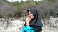 Tak lupa pula berfoto dengan berlatar belakang pohon cantigi, yang merupakan salah satu pohon yang hanya tumbuh di puncak gunung.