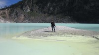 Bisa berfoto di tengah kawah.