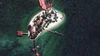 Pemandangan Pantai Kayangan dari langit (Google Map)