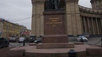 Patung perunggu di depan katedral yang didesain oleh Boris Orlovsky