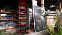 Warung di desa menjamin tidak kelaparan dan kehausan.