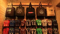 Tote bags dan Sendal