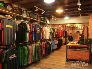 Ke Bukittinggi, Belanja Suvenir T Shirt Kapuyuak