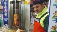 Salah satu jajanan yang mengiurkan di Bupyeong Kkantong Market. Kebab Turki yang penjualnya langsung dari Turki.