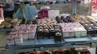 Display kue yang menggiurkan selera