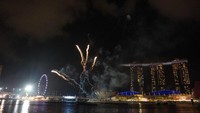 Pertunjukan kembang api digelar setiap hari pada pukul 7.45 dan 8.45 malam