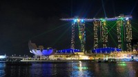Pertunjukan laser dari Marina Bay Sands mengawali pertunjukan kembang api