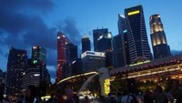 Permainan lampu di Merlion dengan latar belakang gedung pencakar langit Singapura