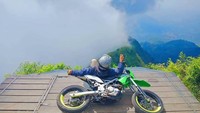Berfoto dengan kendaraan di landasan paralayang puncak Telomoyo