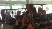 Permainan Gamelan Kyai Seton yang hanya dipertunjukkan setiap hari Sabtu di Puro Mangkunegaran