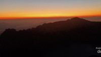 Sunrise di puncak Kelimutu