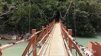 Jembatan gantung menuju pantai Kerachut dan danau meromiktik