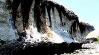 Gua di gugusan bukit bebatuan hanya Noir Nokeria yang mengeluarkan air