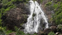 Air terjun Curug Kedondong dengan ketinggian lebih dari 25 meter
