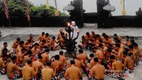 Doa bersama sebelum show  dipimpin pemangku Hindu