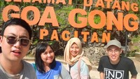 Sebelum memasuki Goa Gong, ada spot foto berlatar tulisan Goa Gong berwarna oranye untuk mengabadikan moment liburan kami .Nah ini personil #pacitansquad# : Hadi, Uli, Andri , Ivan