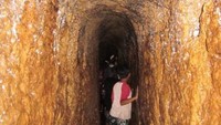 Lorong pertama Goa masih bisa dilalui dengan berjalan tegak.