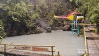 Kolam dengan kedalaman 4 meter dengan wahana helikopter