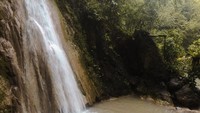 Berendam di kolam yang begitu dingin
