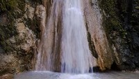 Menikmati air terjun